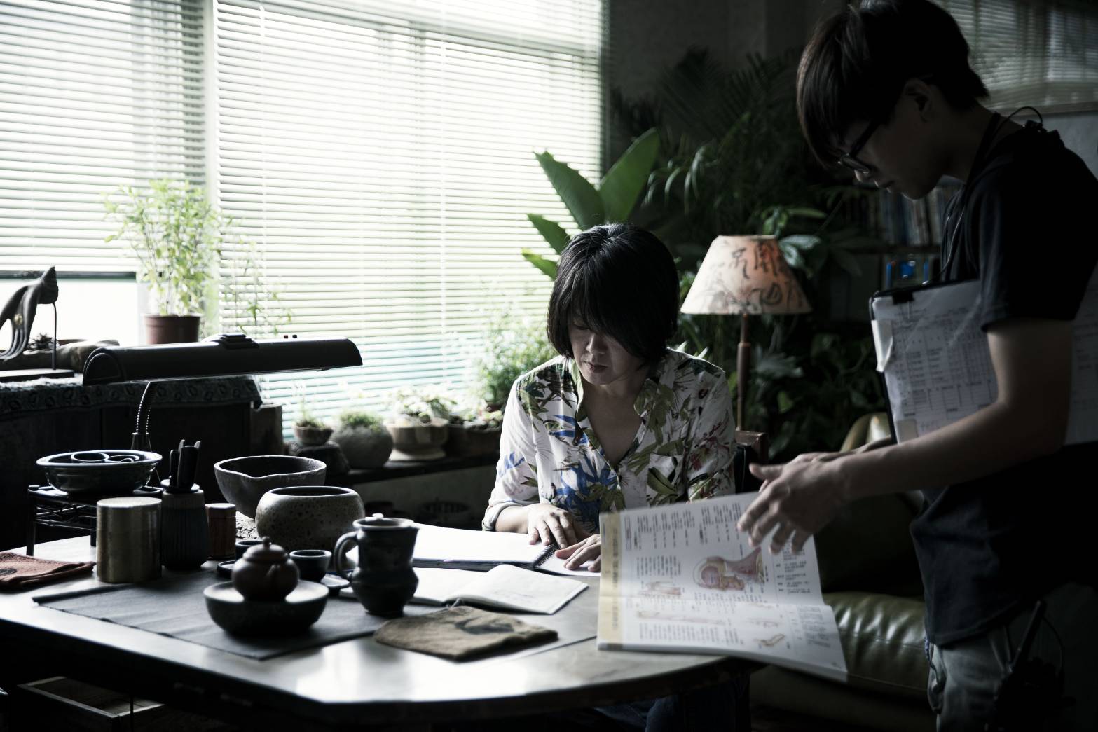 劇夠｜導演陳芯宜(左一)長期投入戲劇與紀錄片製作。