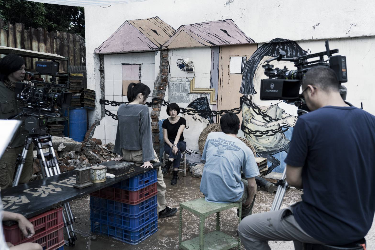 劇夠｜導演陳芯宜(左二)在戲劇中加入社會議題，讓故事更為寫實。