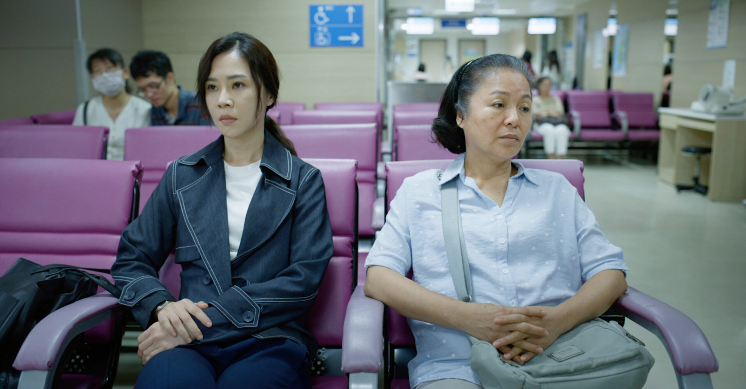 劇夠｜謝盈萱(左)與潘麗麗在劇中飾演溝通不良的母女。