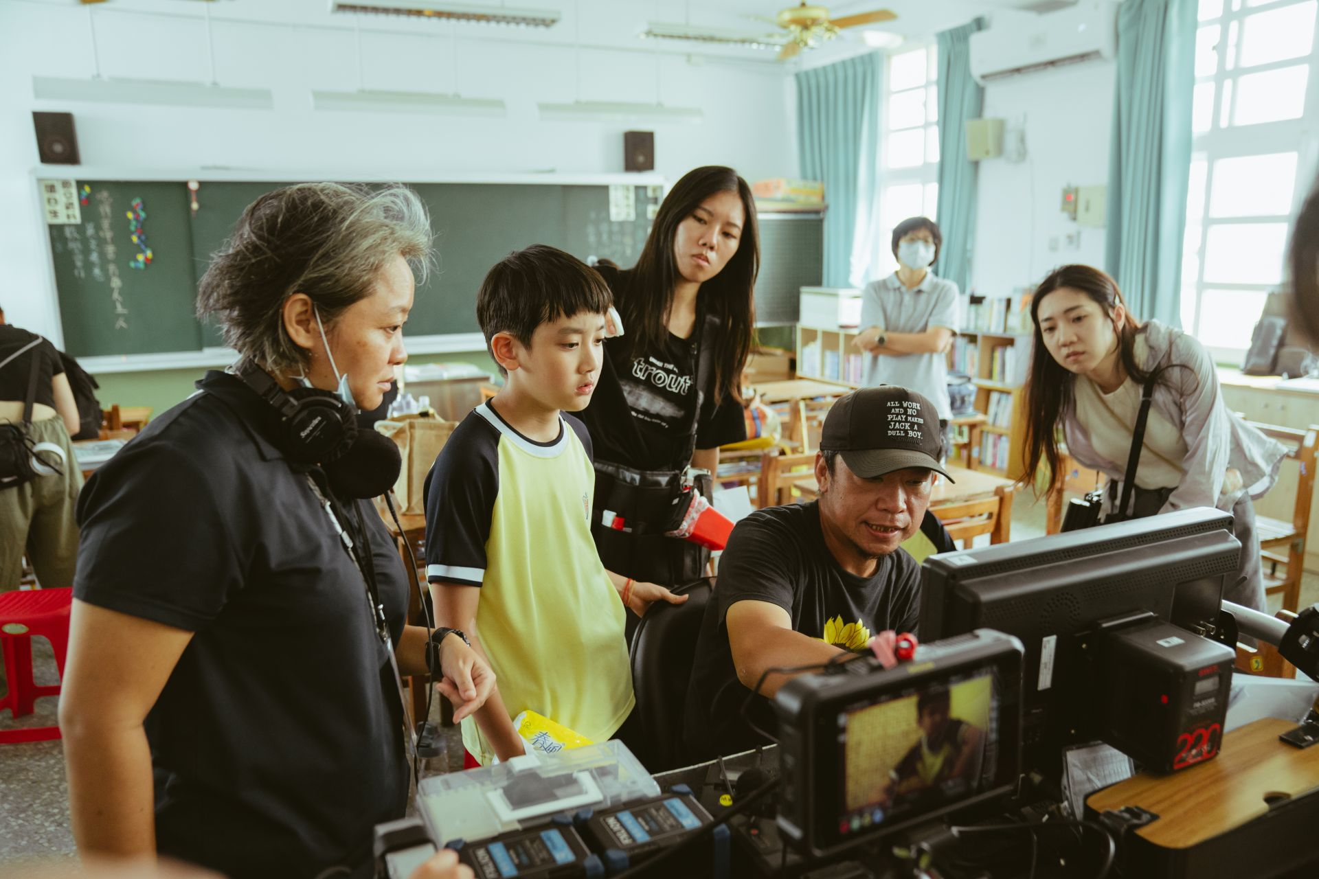 彭裕愷（中）飾演「胡冠宇」。（圖／華納兄弟）