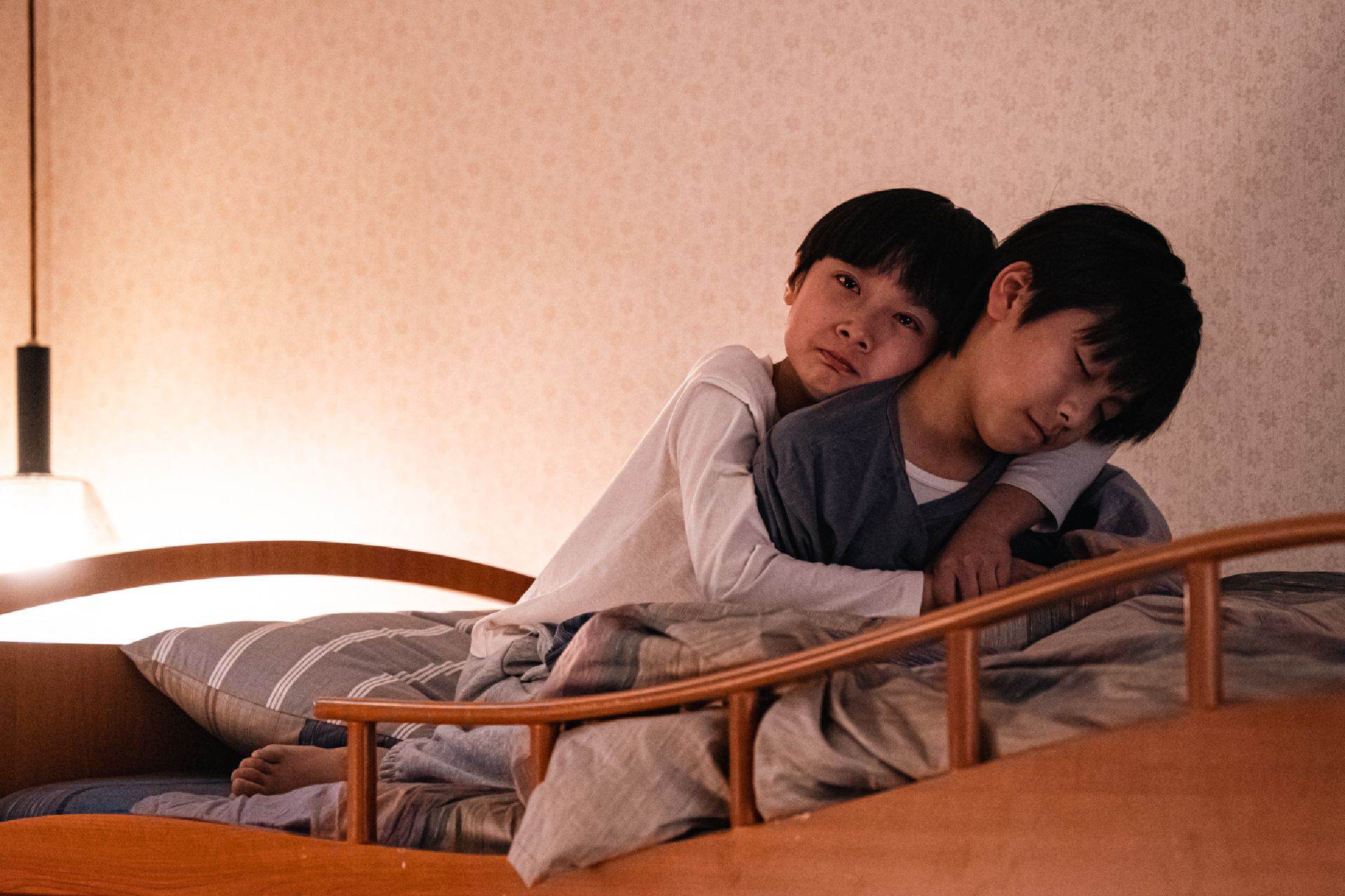 影評《年少日記》｜獅子山下誰能無恙？菁英教育須用一生治癒童年的傷痛| 劇夠