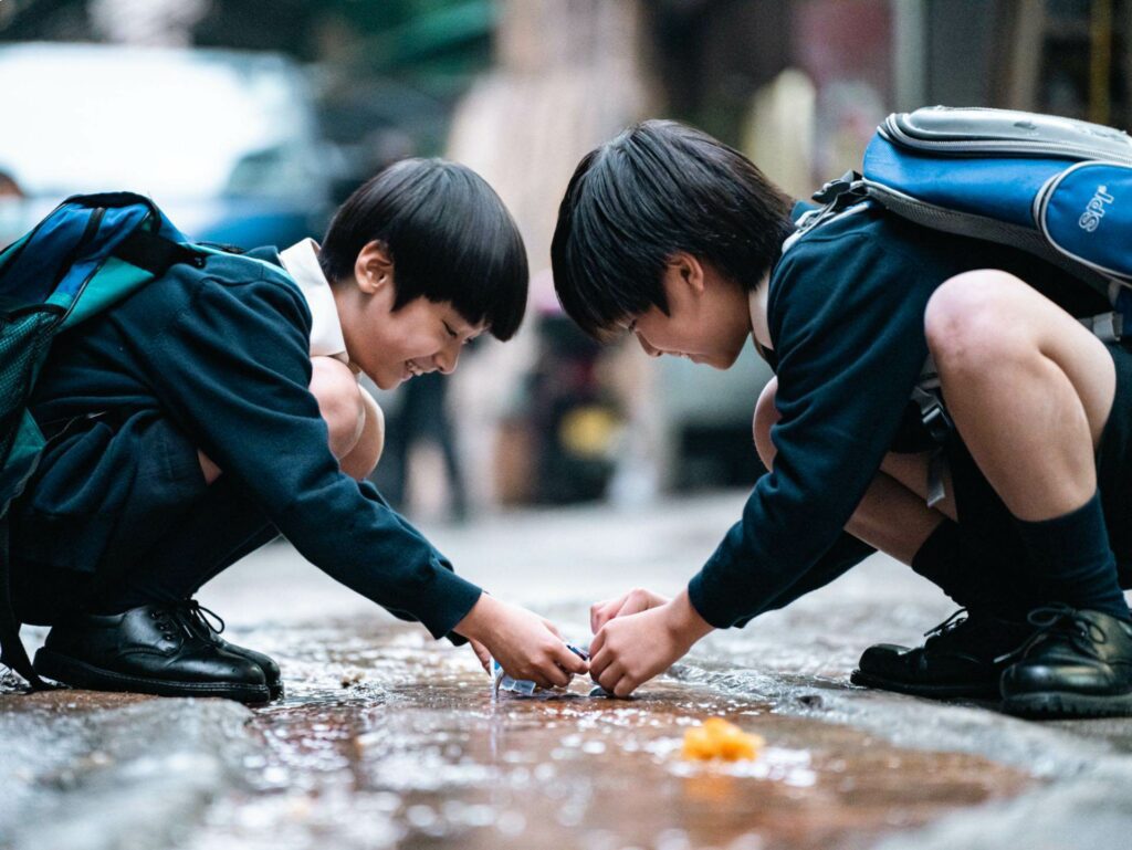 《年少日記》點出香港教學現場的現況，據香港青年協會調查，有超過6成的受訪者認為學校的情緒教育不足。