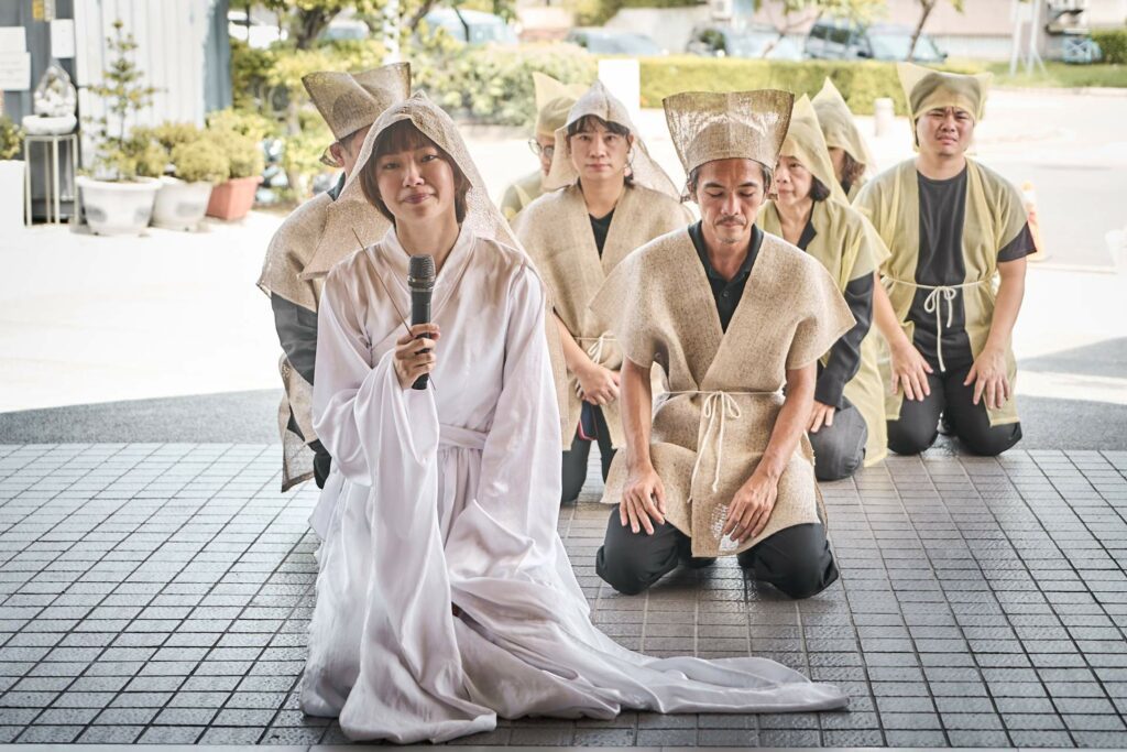 子嫣換上平日工作會穿上的孝女白琴裝扮，可這次她是為自己的母親而哭。