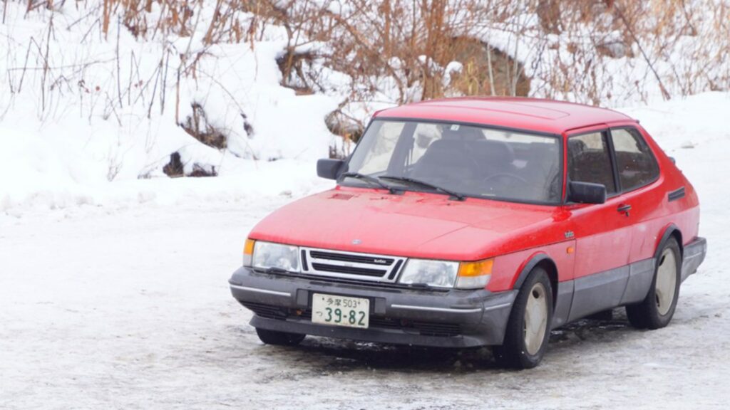 電影中的紅色薩博（SAAB900）汽車是承載記憶與情感的載體。