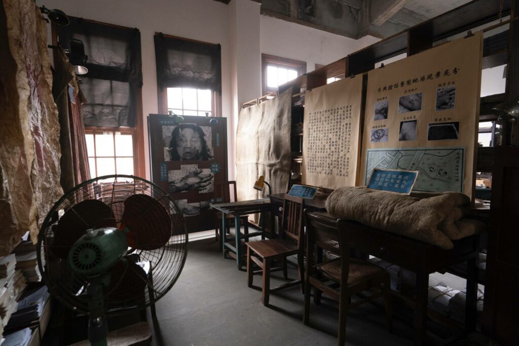 《搜查瑠公圳》美術還原60年代的辦案現場。（圖／伯樂影業）