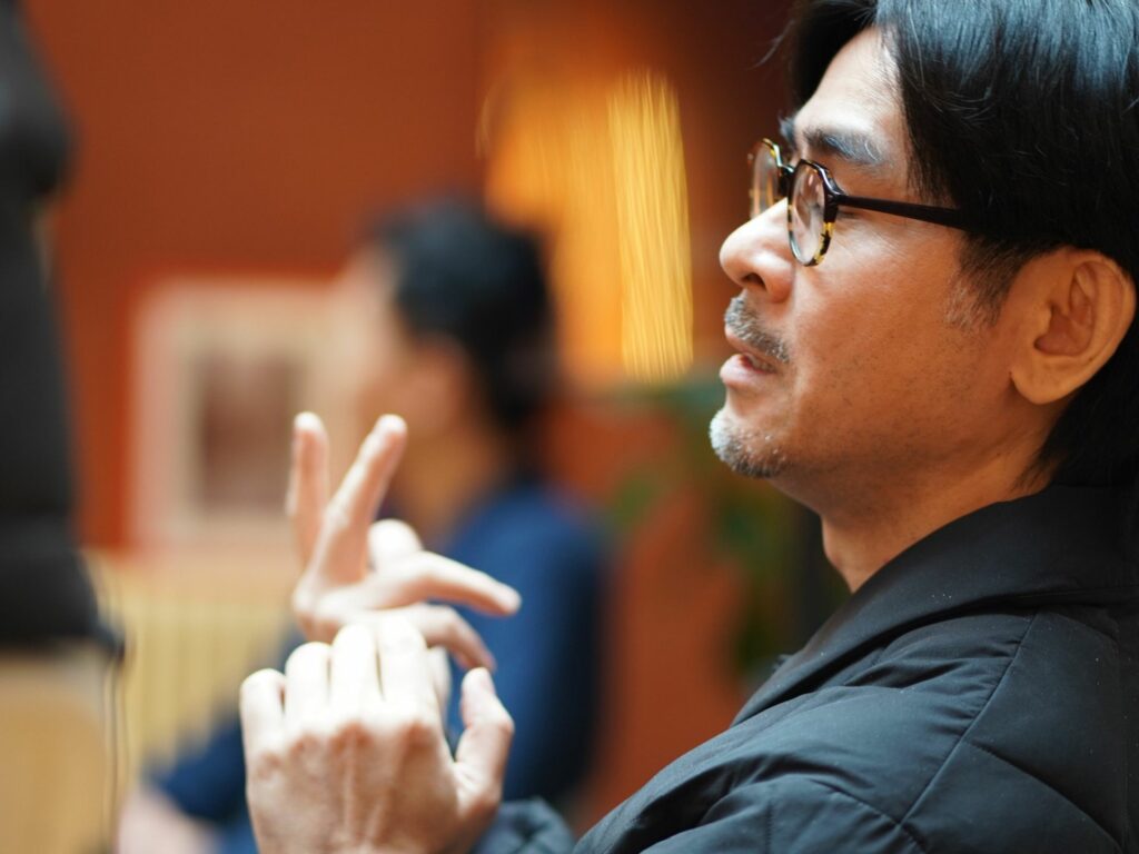 導演黃修平在拍片前學手語，對他來說是一場震撼教育