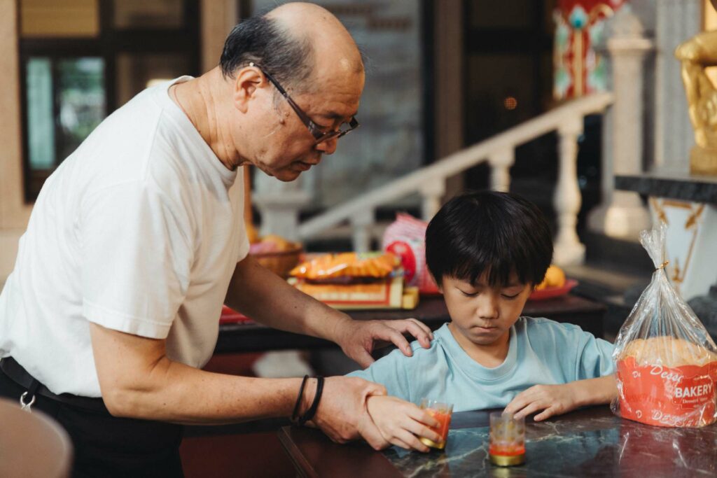 阿澤只是想點蠟燭為自己慶生，就被廟公責備。