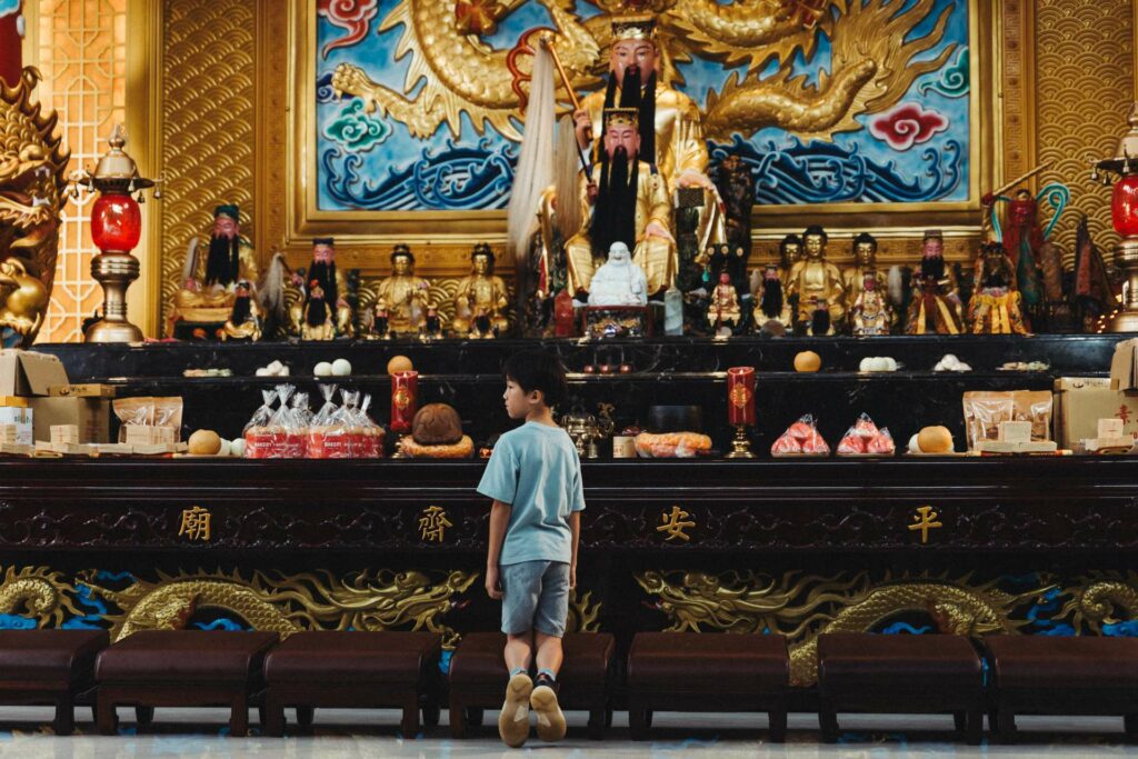 神明的意象在《聖誕快樂》一片中扮演不可或缺的角色。