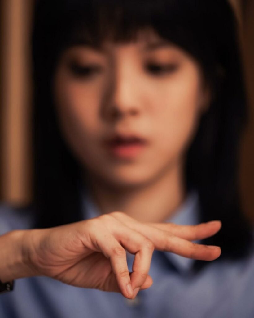 早在拍攝《看我今天怎麼說》前，鍾雪瑩就已學過手語。