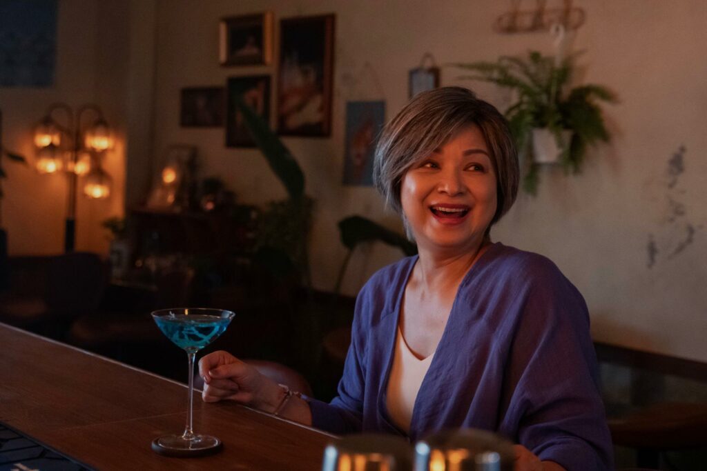 楊貴媚飾演的馮姐雖然常以豁達面貌亮相（上圖），但昏迷的兒子是她心裡始終過不去的關卡（下圖）／「逆光電影」提供。