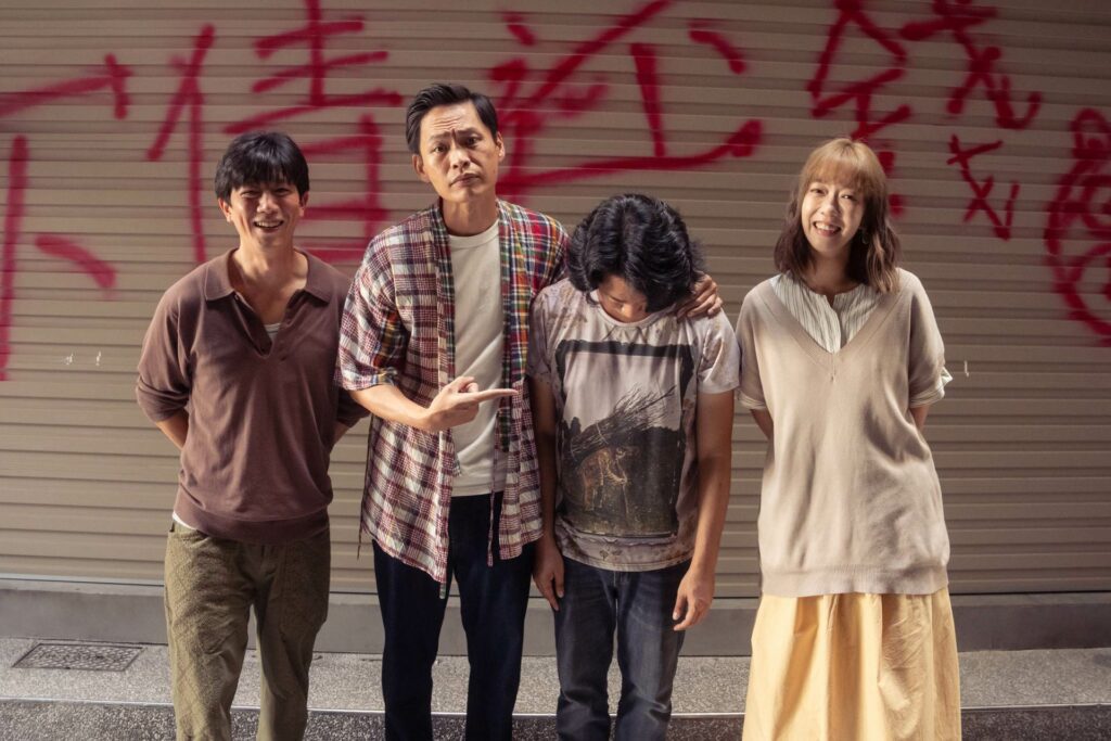 樓一安（右二）工作時，是好笑又好相處的導演人設／「逆光電影」提供。