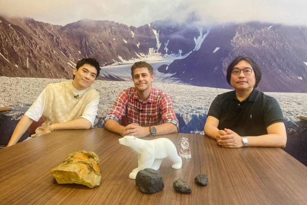 林哲熹與台灣極地研究中心的科學家交流互動，深受啟發。（圖／下課花路米）