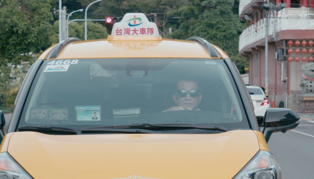 黃路家翔的計程車駕駛資歷超過三十年，至今仍是一名司機。（圖／《膠囊時光3》）