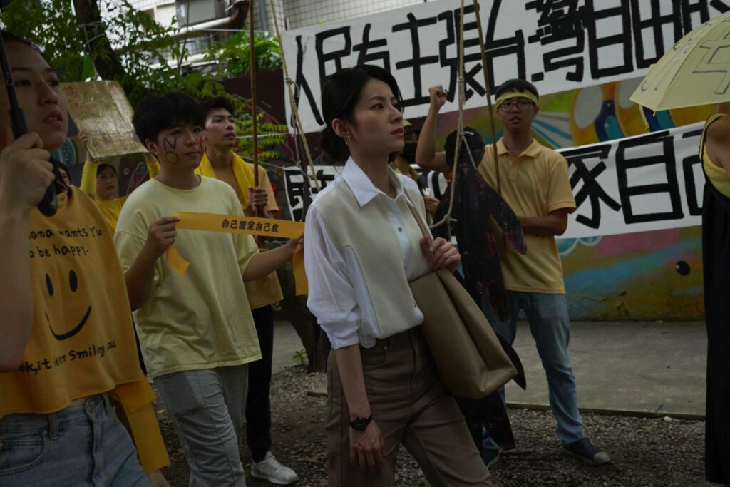 〈ON AIR〉也出現蘇奕瑄過往作品經常呈現的社運場景。