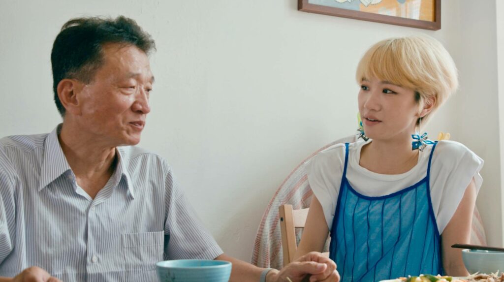 金鐘獎主持人 Lulu 黃路梓茵（右）第一次知道爸爸喜歡喝大珍珠紅茶。（圖／《膠囊時光3》）
