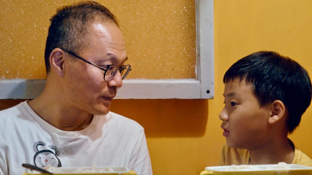 劇場導演／詩人鴻鴻（左）享受在光譜間的文學和藝術，兒子喜歡只論輸贏的跑車和籃球。（圖／《膠囊時光3》）