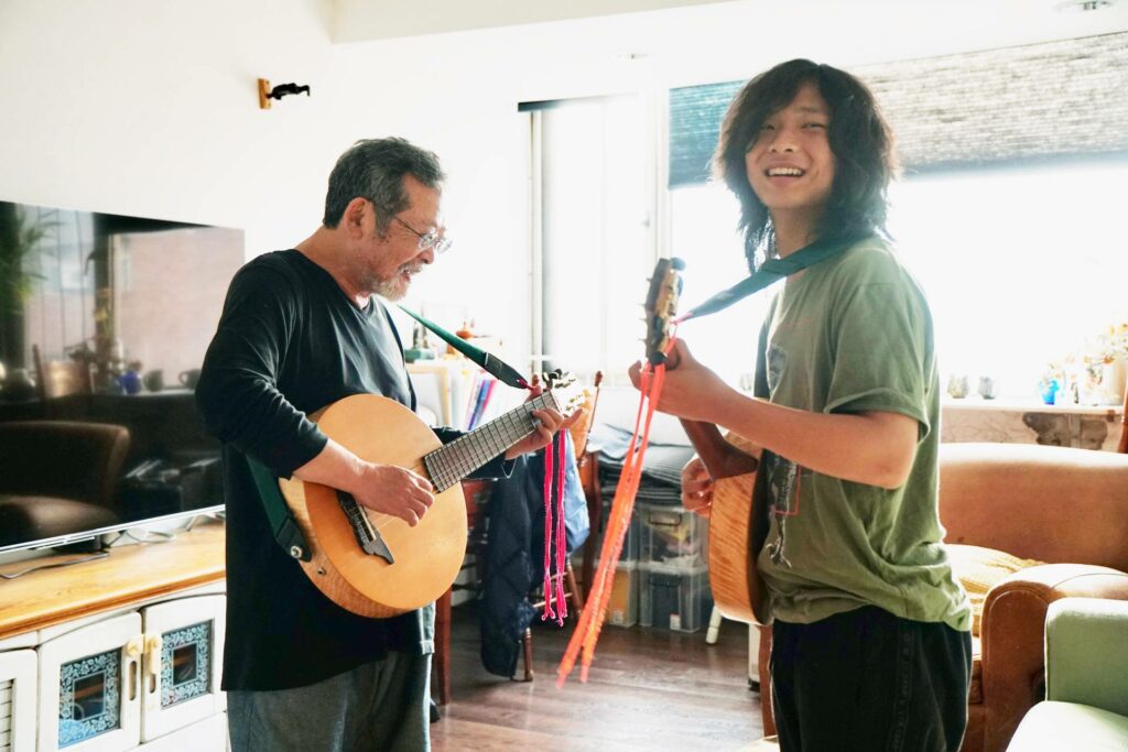 70歲的民謠大師陳明章（右）和17歲的兒子陳言祐有熱愛音樂的共同興趣。（圖／《膠囊時光3》）  