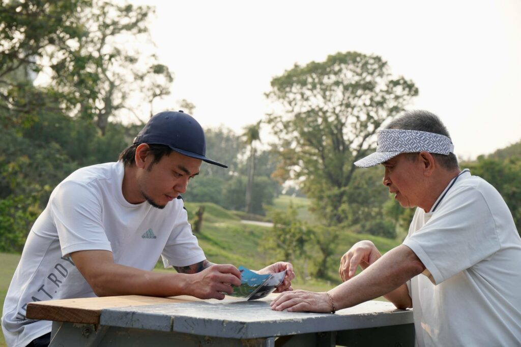 樂團主唱楊大正（左）和父親楊耀文分離二十年。因為曾經商失敗，父親向兒子坦承作為喪失舞台的男性，在面臨自尊折損時的困境。（圖／《膠囊時光3》）
