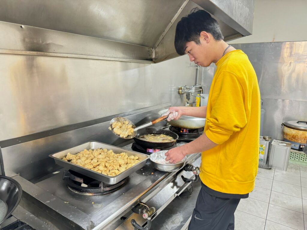謝章穎在苗栗獨立一人經營便當店「愛你久久食堂」，目前僅有外帶和外送服務。（圖／奮青工作室）