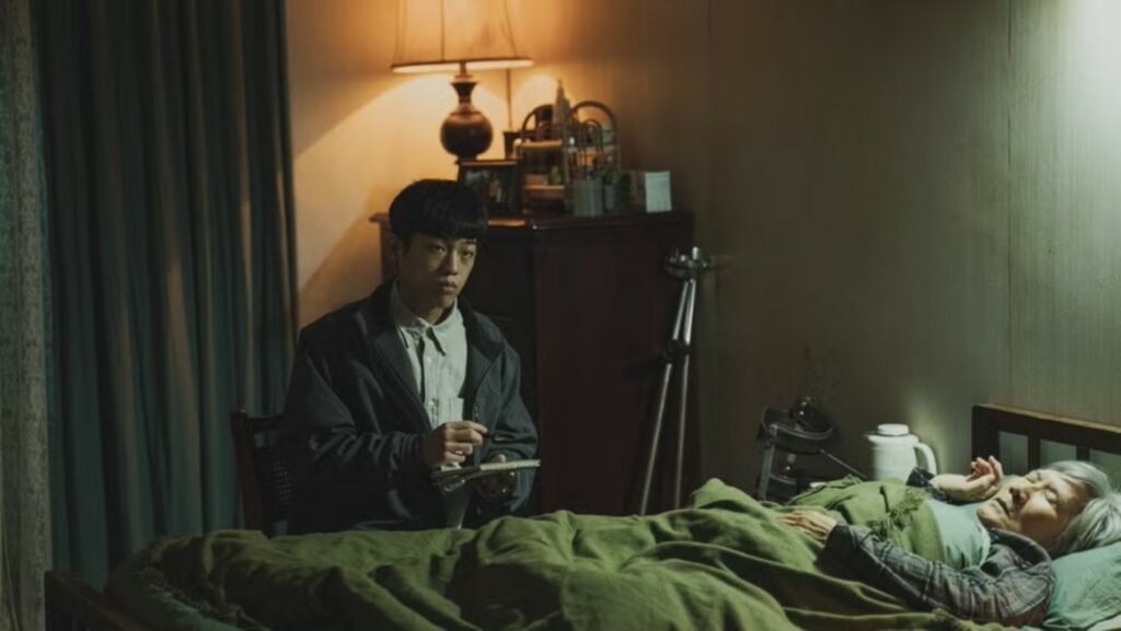 謝章穎飾演照顧失智阿嬤的曾景安，是案情的關鍵角色。（圖／《罪後真相》）