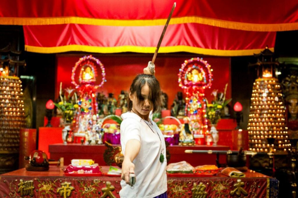 《神算》中的靈媒少女，由余佩真演出