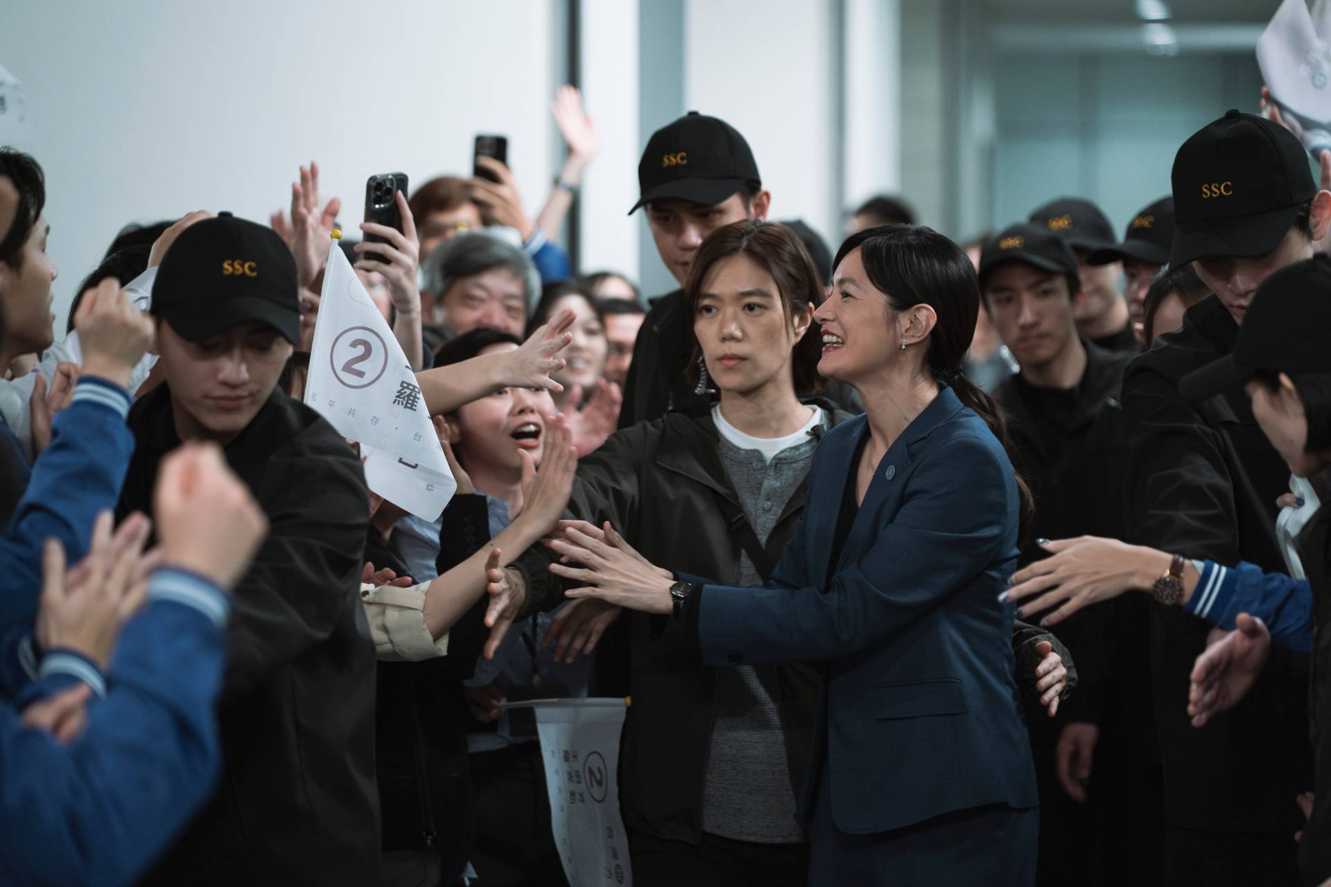 謝怡芬當選後接受民眾致意，其中一位臨演是他父親。