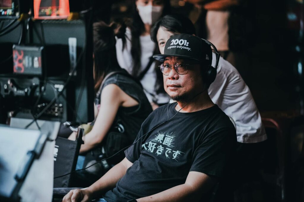 洪伯豪原本是第七集〈海倫仙渡師〉導演，後來臨危受命執導第一集〈戰爭或和平〉