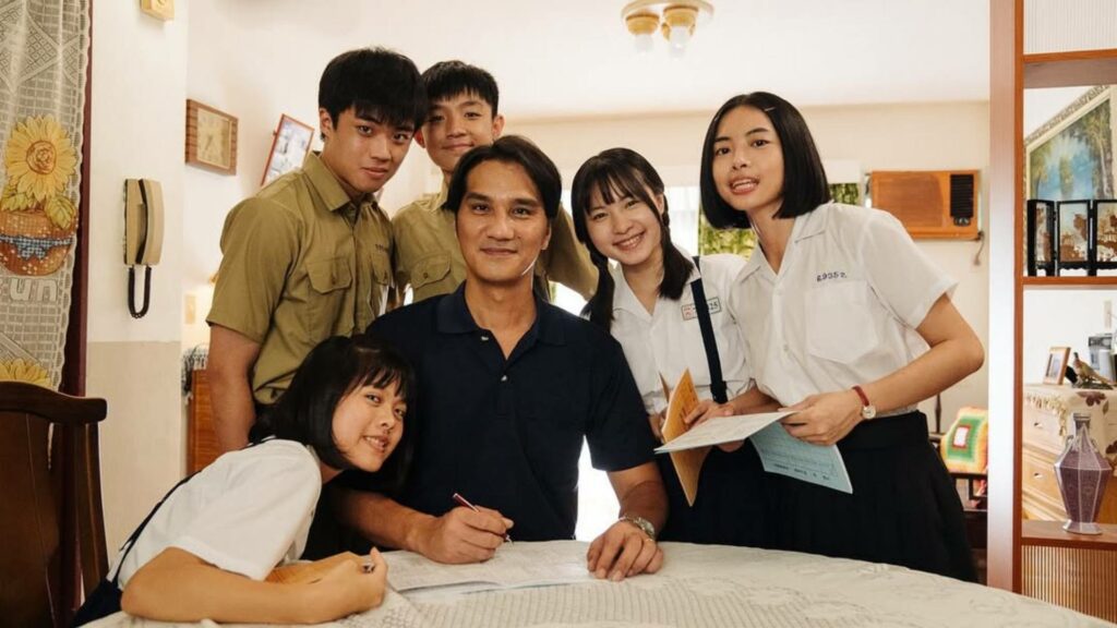游珈瑄和《我們六個》弟妹們，與飾演父親的馬志翔合影。