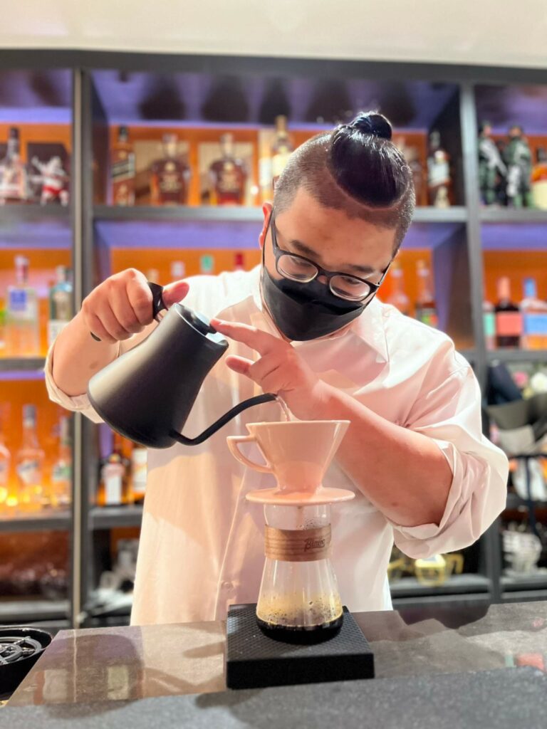 醋咪念餐飲出身，目前白天在咖啡廳工作（圖／醋咪）