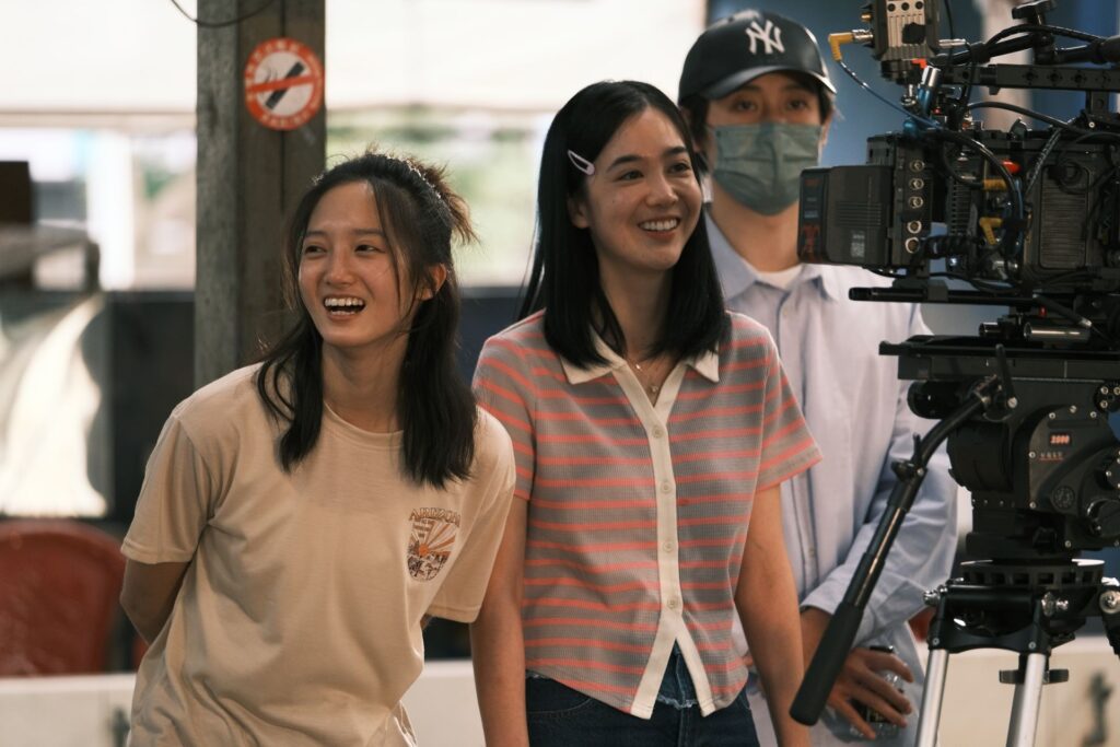 黃可欣(右)飾演的在在,與韓寧在戲中是一對同志伴侶。(黃可欣提供)