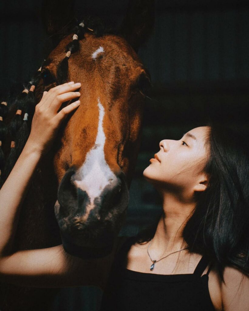 重考時在馬場的工作經驗，讓袁漠遙首次嘗試騎馬。