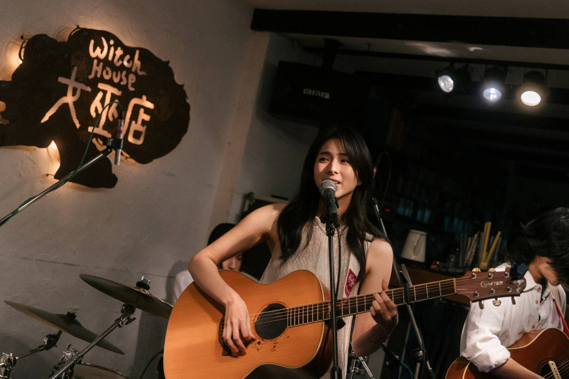 袁漠遙目前持續接配樂工作，也做了個人音樂現場表演。