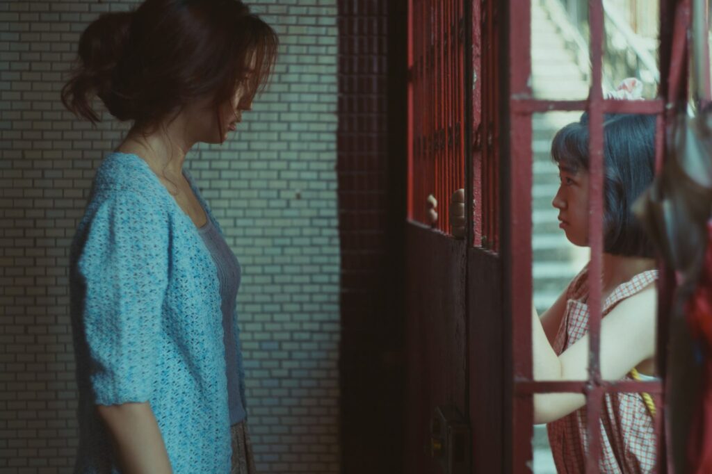 9m88將自身作為長女以及媽媽作為長女的生命經驗，投射到「女人」和小麗的母女關係上。