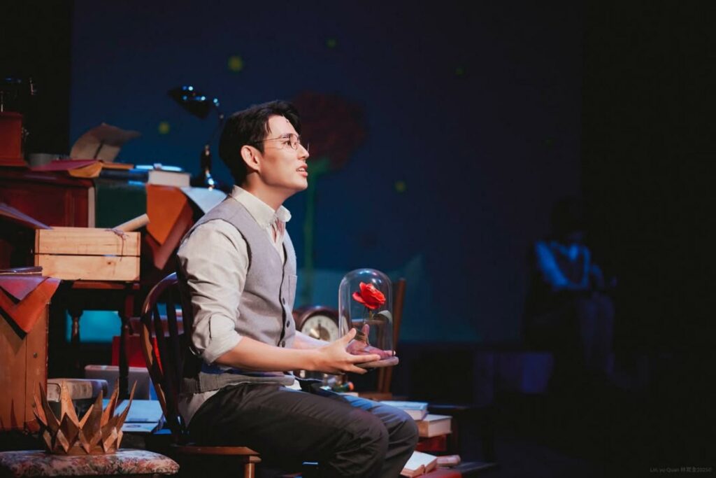 徐鈞浩首度挑戰音樂劇表演，於《小王子》扮演大人視角聖修伯里。（圖／徐鈞浩IG）