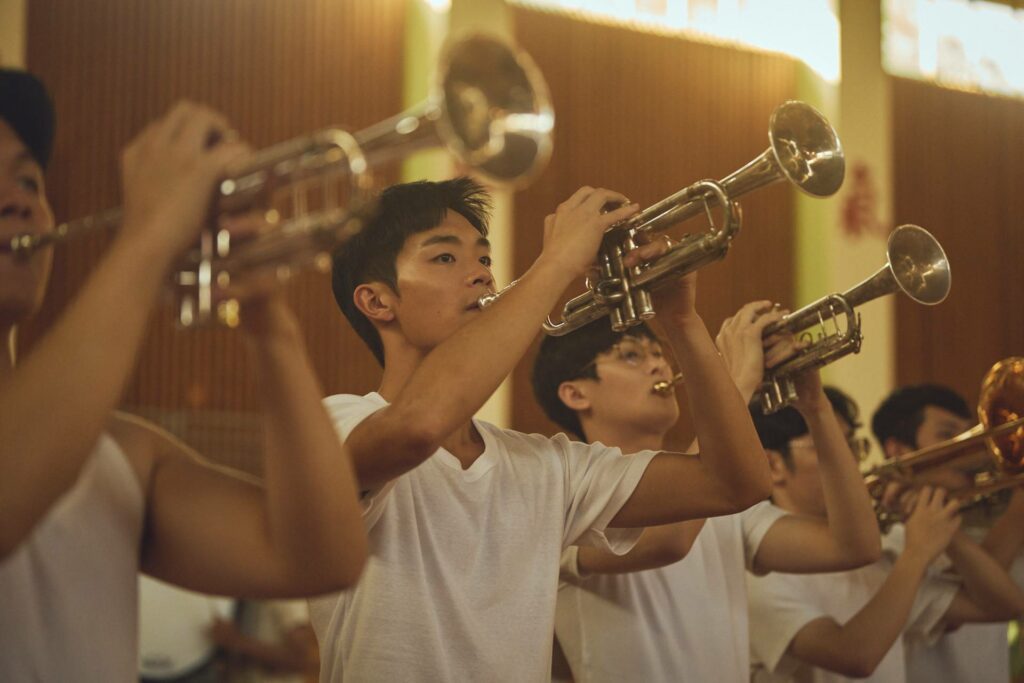 牧森於電影《進行曲》飾演的江皓，不顧父親反對偷偷加入管樂隊。