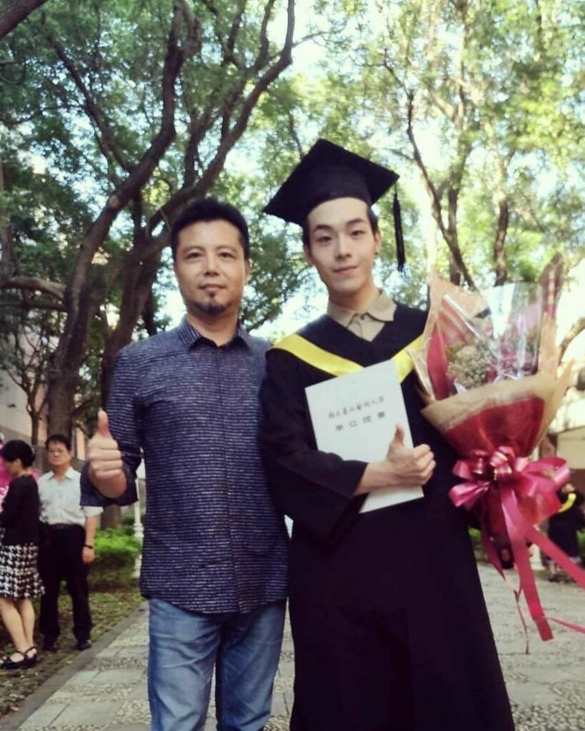 牧森在父親節時，分享了和父親在他大學畢業典禮的合照。（圖／牧森IG）