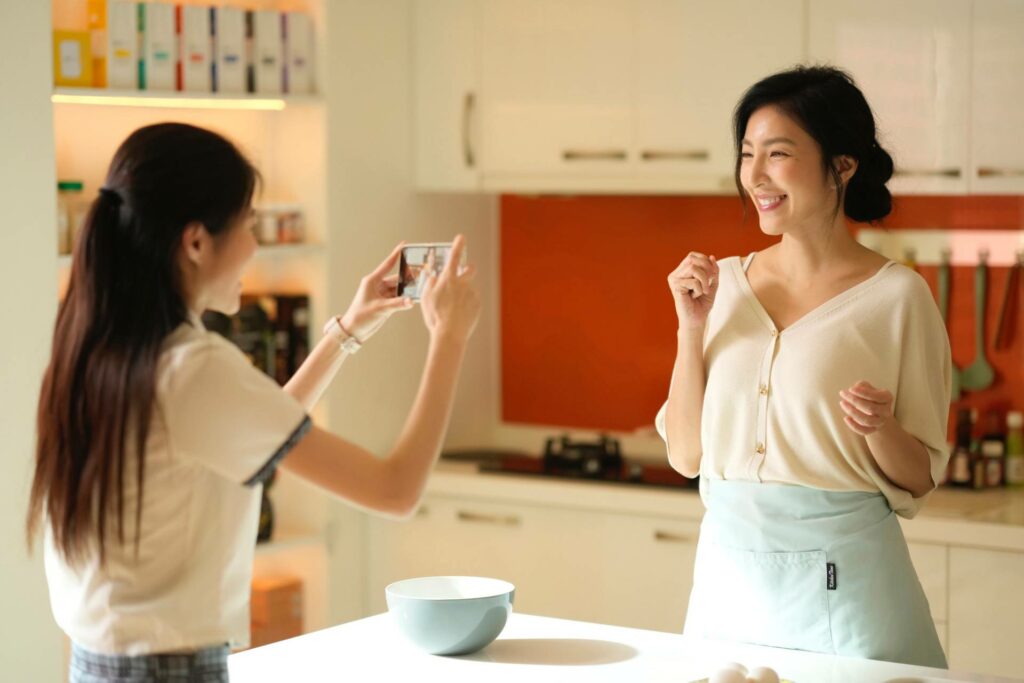 《看看你有多愛我》由楊謹華飾演單親媽媽網紅陳怡安，從網紅家庭故事討論當代親子課題，編劇范芷綺另著有《雙城故事》及《俗女養成記》。（圖／晴天影像）