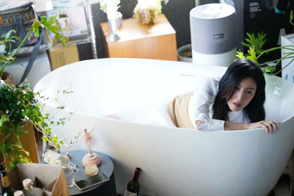 廖堃言發想出雜物間的浴缸場景，作為女主角暫時逃避媽媽責任的避風港，和女星在大廈享受高級浴缸的情境呈現強烈對比，反諷她滿足自我的虛假表象。（圖／晴天影像）