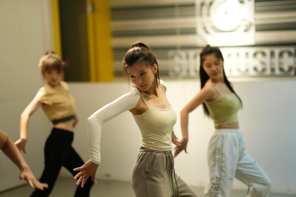 陳怡安少女時期名為陳麗穎（韋皙妍 飾），從小是芭蕾舞者，因為被母親否定轉而參加女團徵選。