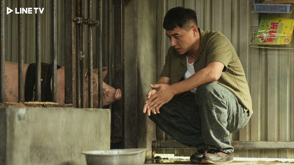 〈豬人〉題材溫馨獵奇，講述意外和豬交換靈魂的男孩小偉（洪君昊 飾），從豬隻的視角理解父親阿興（鄭人碩 飾）對他的疼愛。（圖／LINE TV）