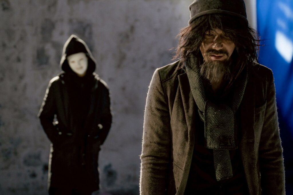 在〈黑白盒子〉中，野人琪琪（左，莫允雯 飾）穿越時間洪流，四處尋找像啓漢（右，李李仁 飾）一樣對未來絕望的人，用黑盒子交易他們的時間。（圖／LINE TV）