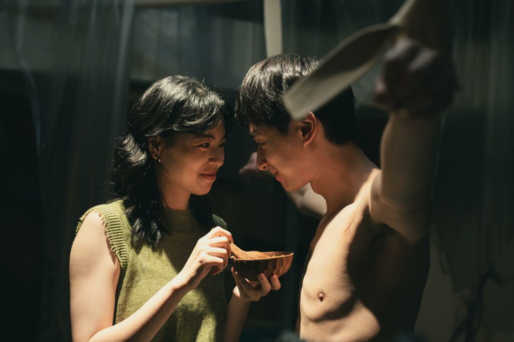 〈造物獄〉題材恐怖驚悚，雕塑家小雯（陸夏 飾）擁有將雕塑變成真人的禁術，複製出不再愛她的前任志偉（張軒睿 飾），與他展開一段畸戀。（圖／LINE TV）