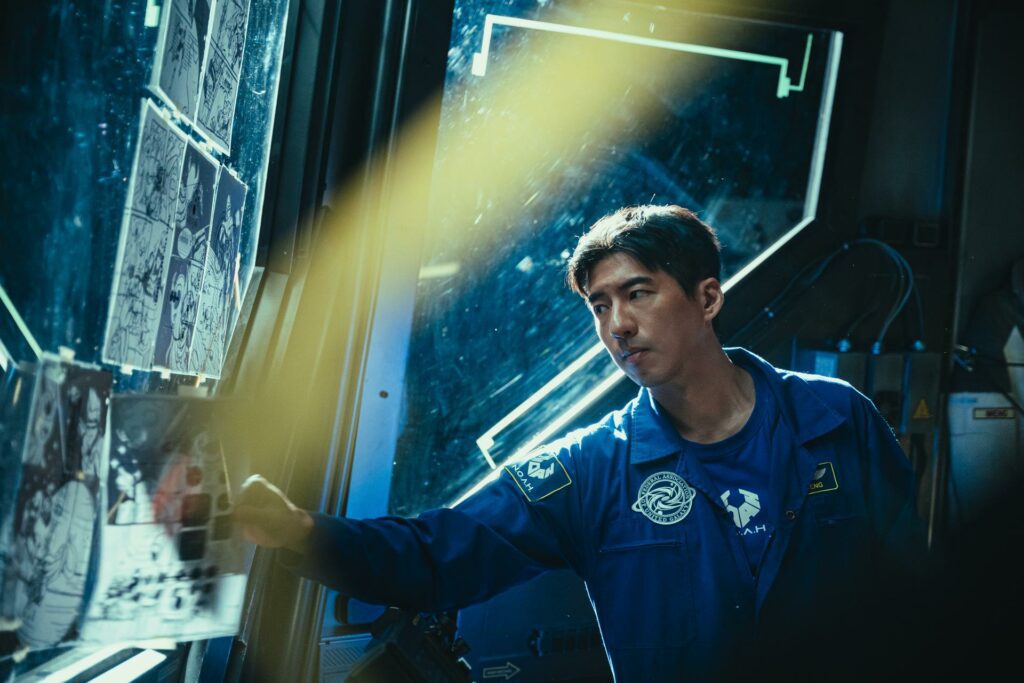 〈星際救援〉題材冒險科幻，描述太空人孟白（傅孟柏 飾）和外星生物小白相遇，透過漫畫交流成為好友。（圖／LINE TV）