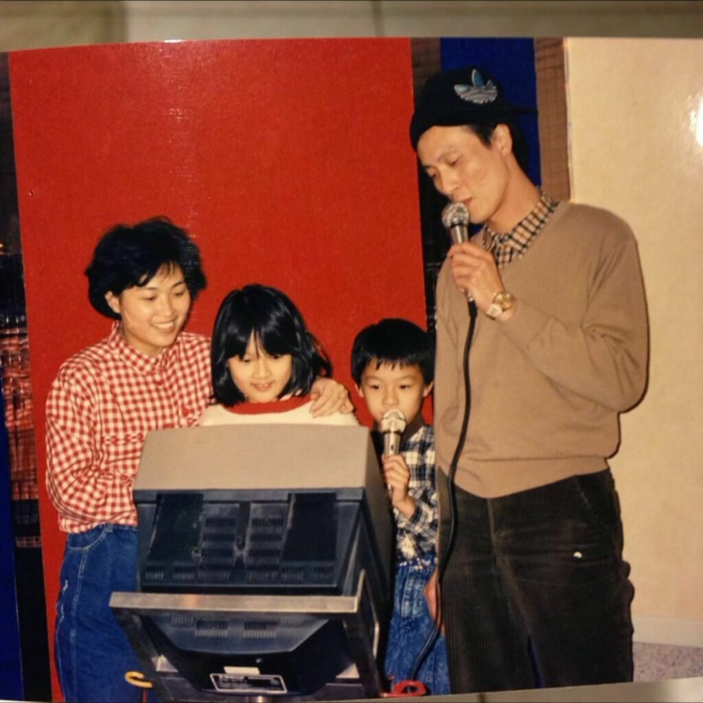 楊祐寧童年與爸媽、姊姊的合影。