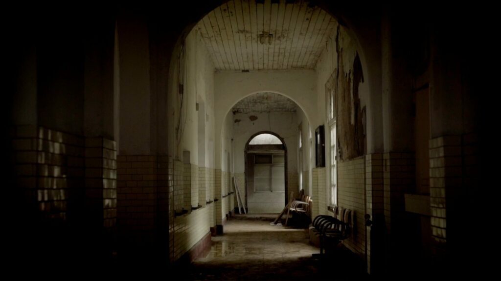 樂生療養院裡的王字型廢墟。 （圖／希望影視）