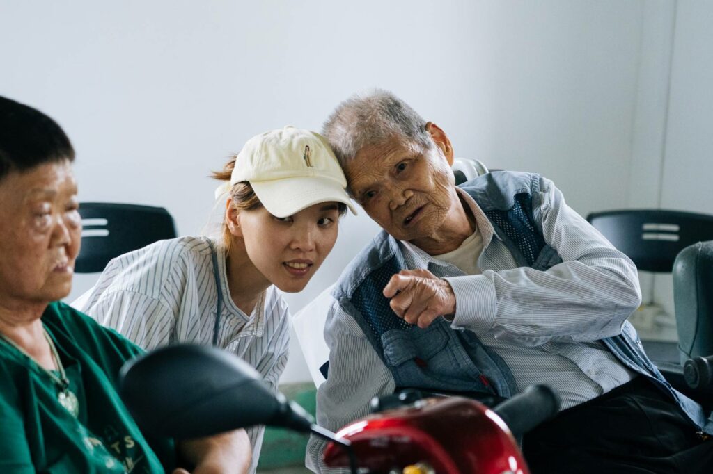 許雅婷導演（圖左）與樂生院民。 （圖／希望影視）