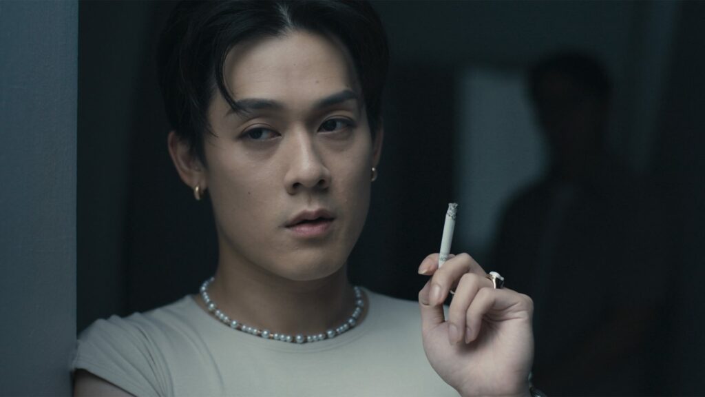 父親出殯當天，家好以男裝遠遠送行，實則是不願媽媽想起爸爸打他的回憶而傷心。（圖／甲上娛樂）