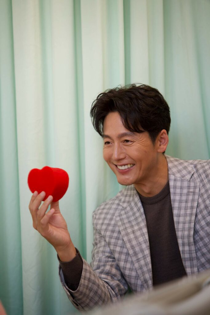 為了更立體地呈現整形產業樣貌，温昇豪邀來韓國演員李廷鎮參與演出。（圖 / 六魚文創提供）