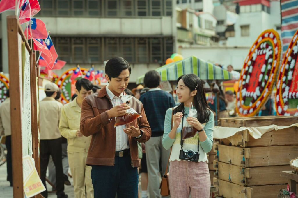 《那張照片裡的我們》重現了許信良於1977年帶入的「嘉年華」選舉文化。