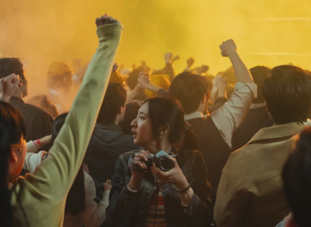 李沐飾演照相館老闆女兒范賢英，在中壢事件發生時以相機記錄下一切。